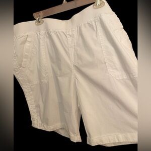 AVENUE Poplin Pull-on Shorts NWT Size 24